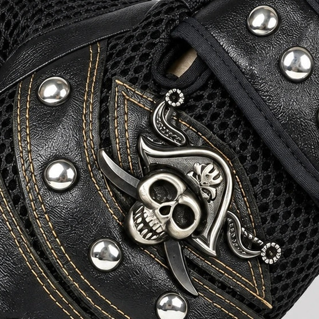 Zwarte handschoen met zilveren doodskop-embleem, klinknagels en stiksel detail | Boutique Moda