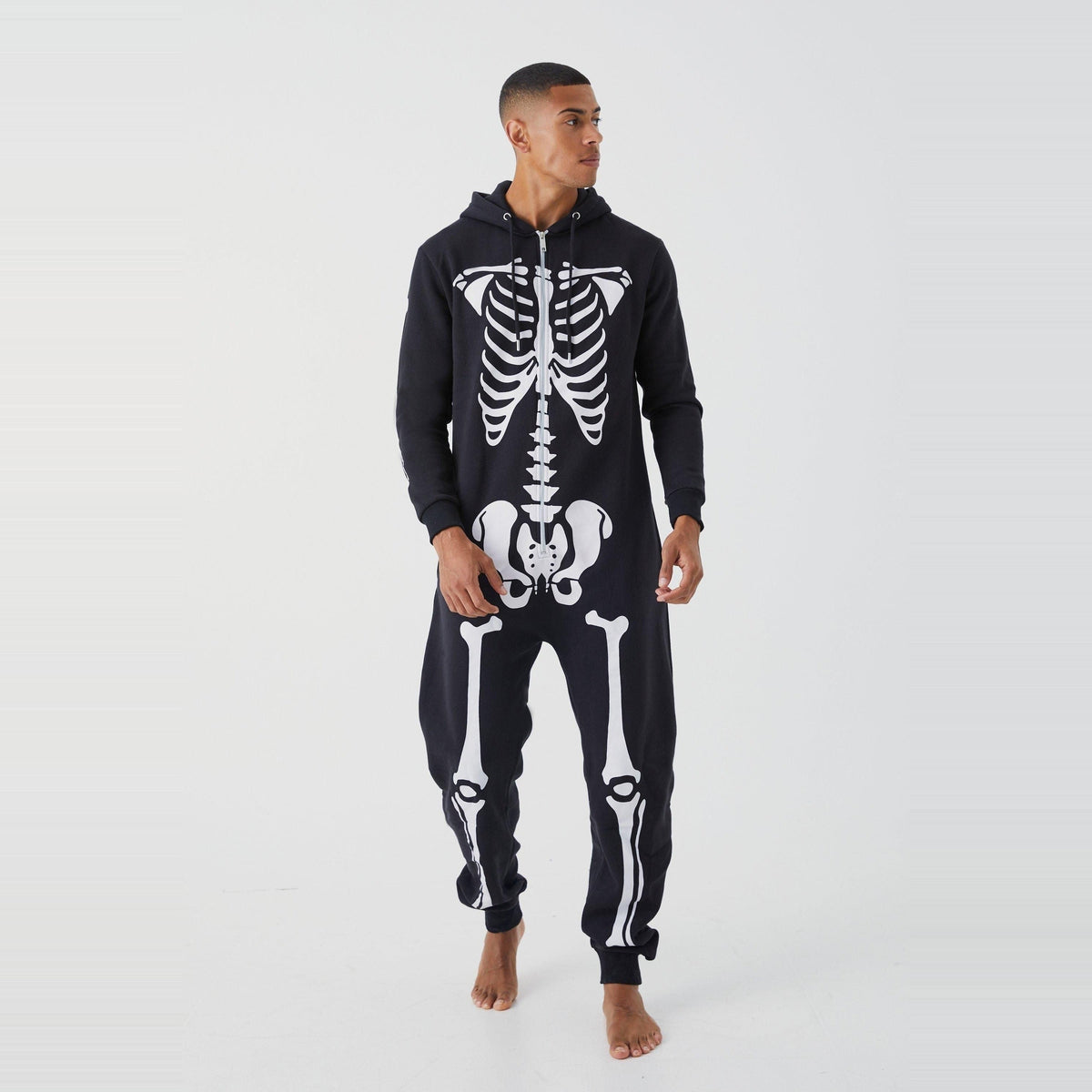Man draagt zwarte skelet onesie met capuchon en botten print | Boutique Moda