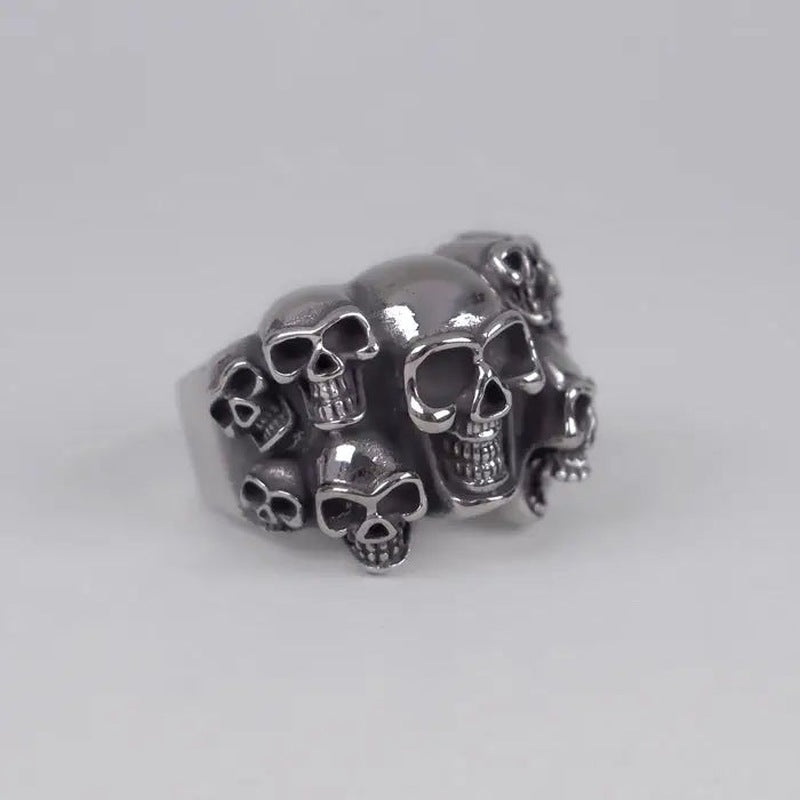 Zilverkleurige ring met meerdere schedels, vrijstaand getoond, geen model | Boutique Moda