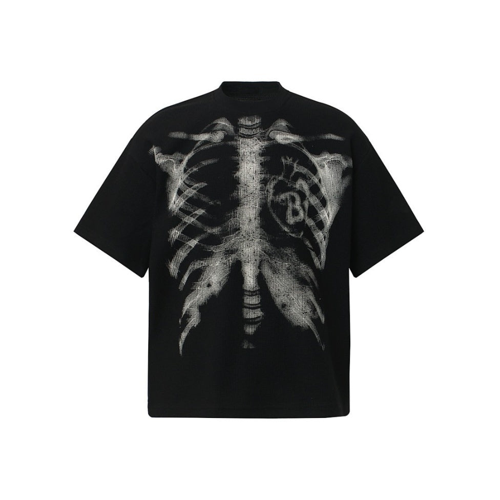 Zwart oversized T-shirt met wit ribbenkast-print op rugzijde, plat gefotografeerd | Boutique Moda