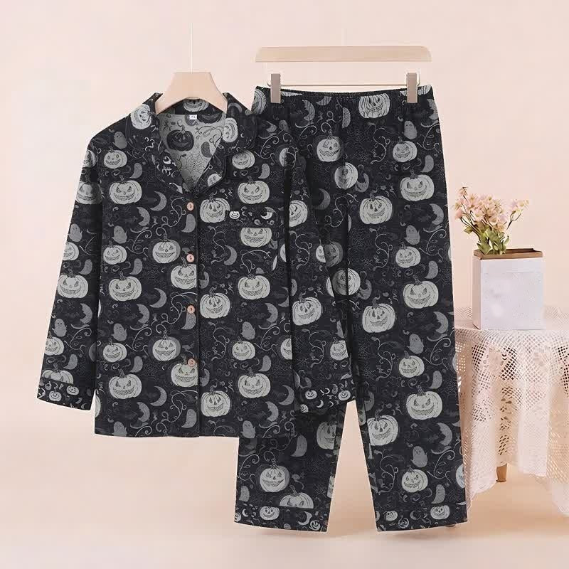 Zwarte pyjamaset met pompoen- en maanprint, hangend op hanger getoond | Boutique Moda