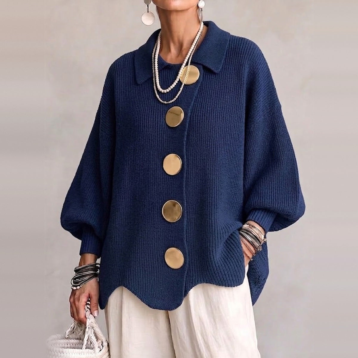 Blauw gebreid vest met grote gouden knopen, gedragen door vrouw | Boutique Moda
