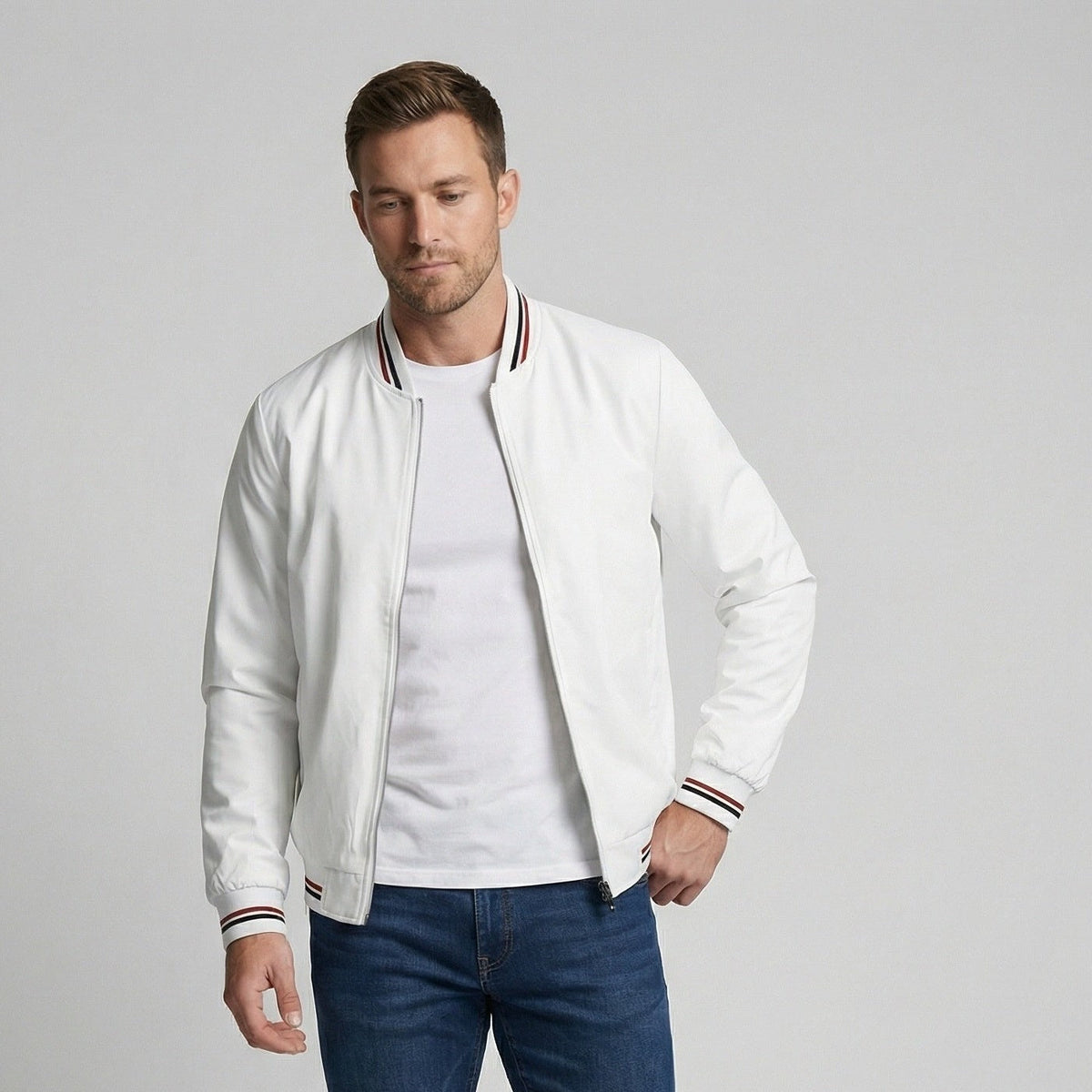 Witte bomberjack met gestreepte boorden, gedragen door man, rits open | Boutique Moda