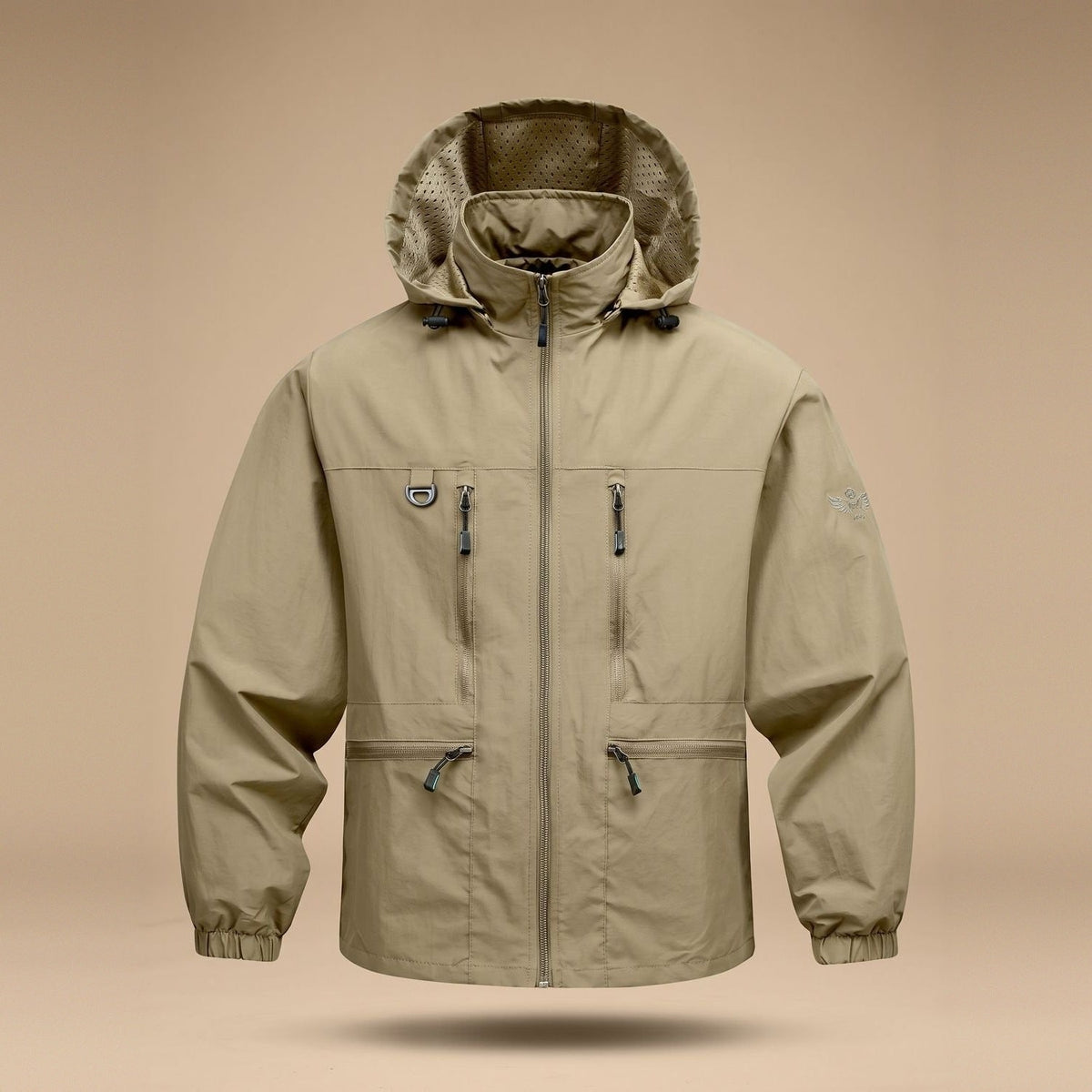 Beige waterdichte outdoorjas met capuchon en meerdere zakken, los opgehangen getoond | Boutique Moda