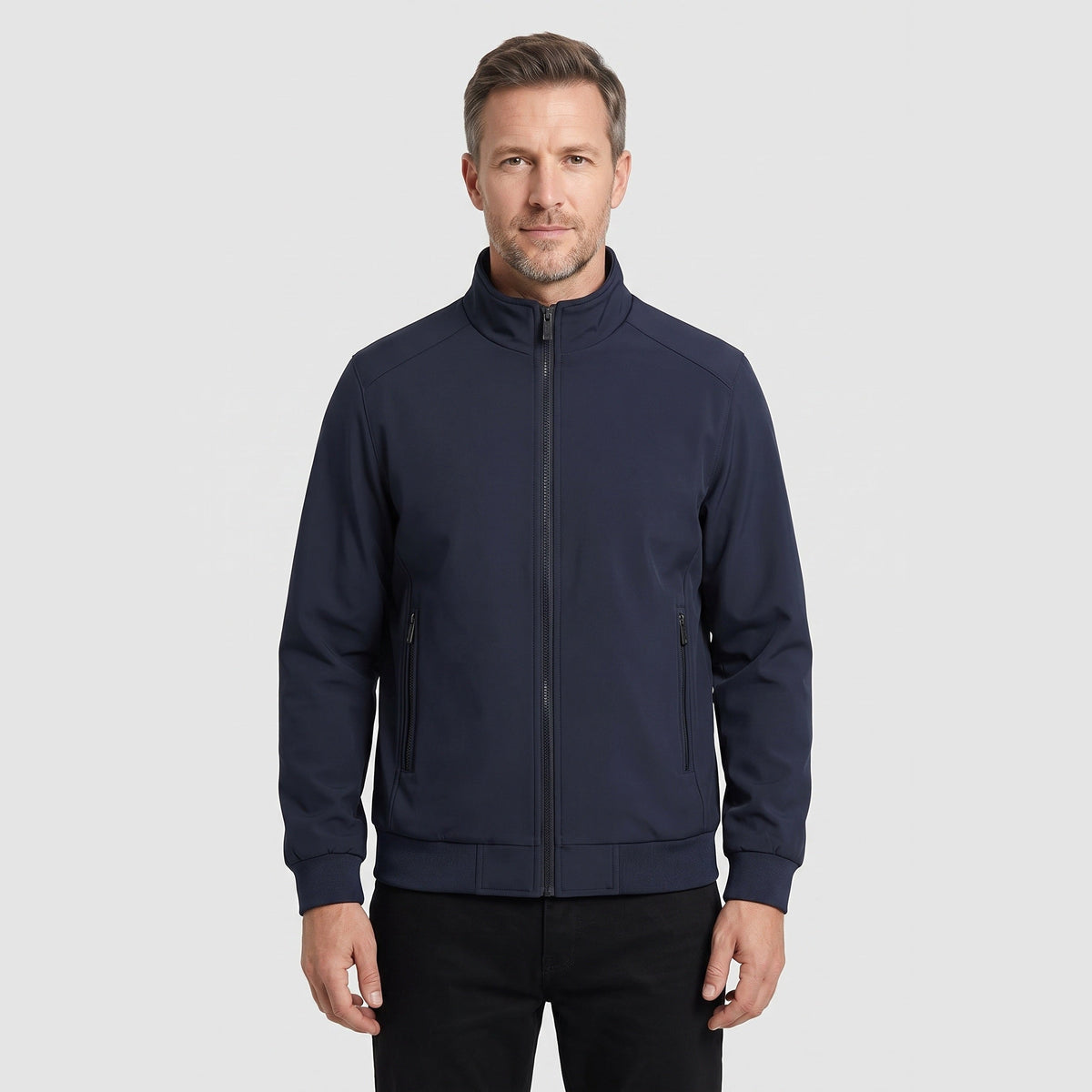 Donkerblauwe tussenjas met opstaande kraag, gedragen door man, voorkant zichtbaar | Boutique Moda