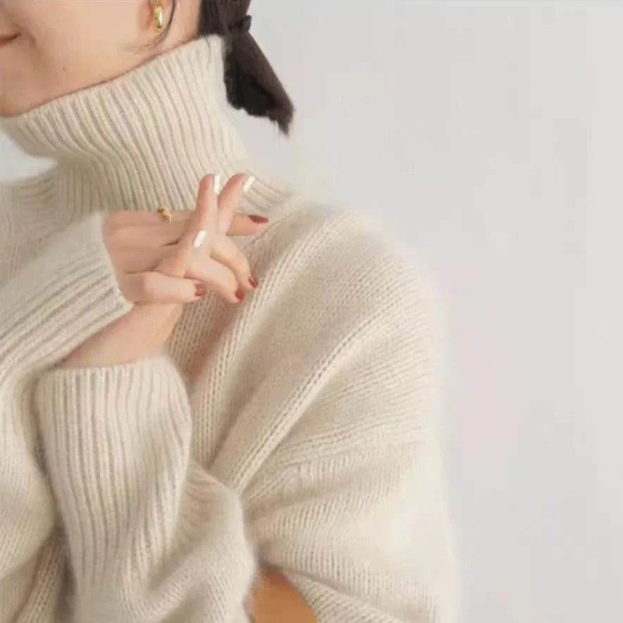 Beige gebreide oversized coltrui, gedragen door vrouw, close-up op schouder | Boutique Moda