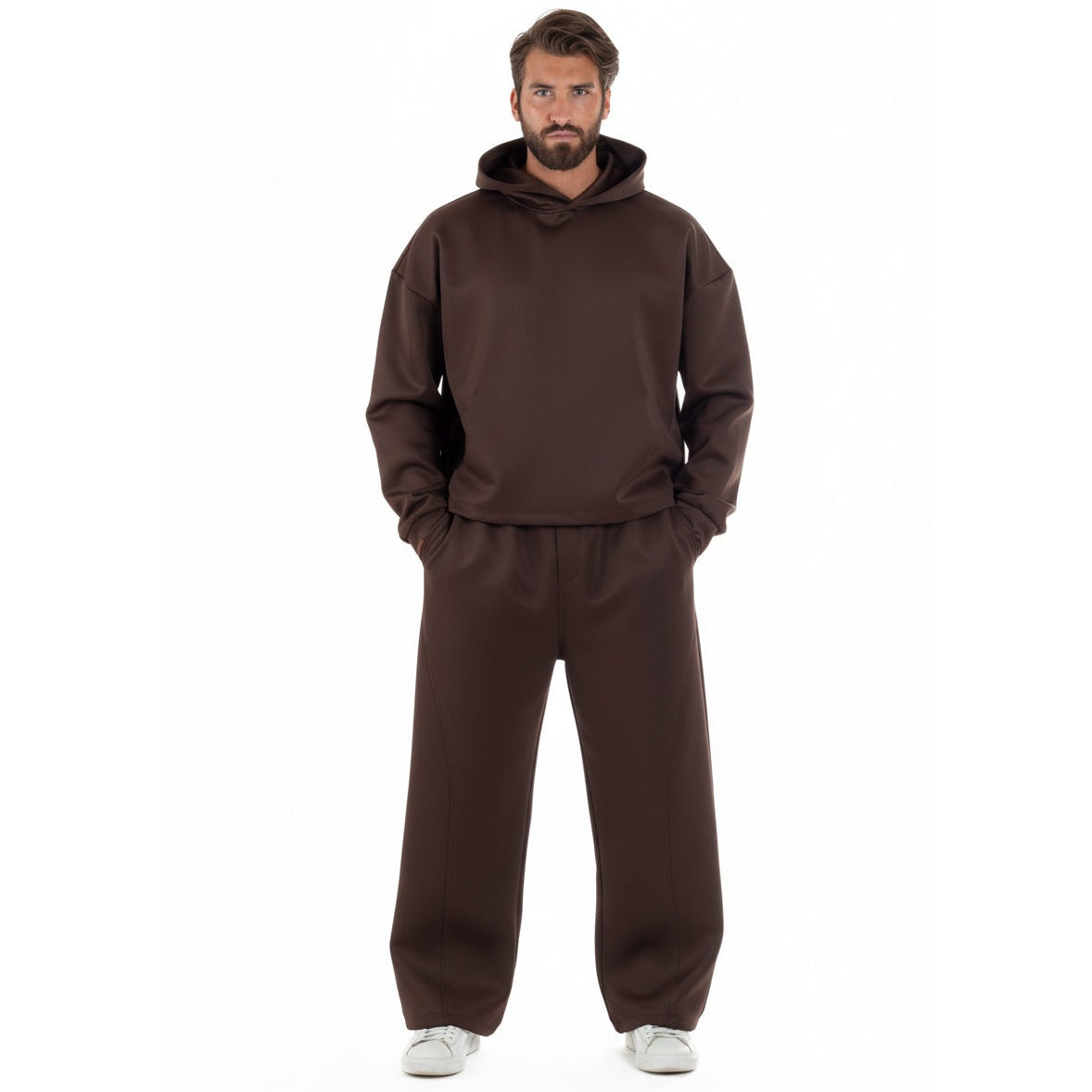 Man draagt bruine hoodie met wijde broek, effen kleur, gefotografeerd | Boutique Moda