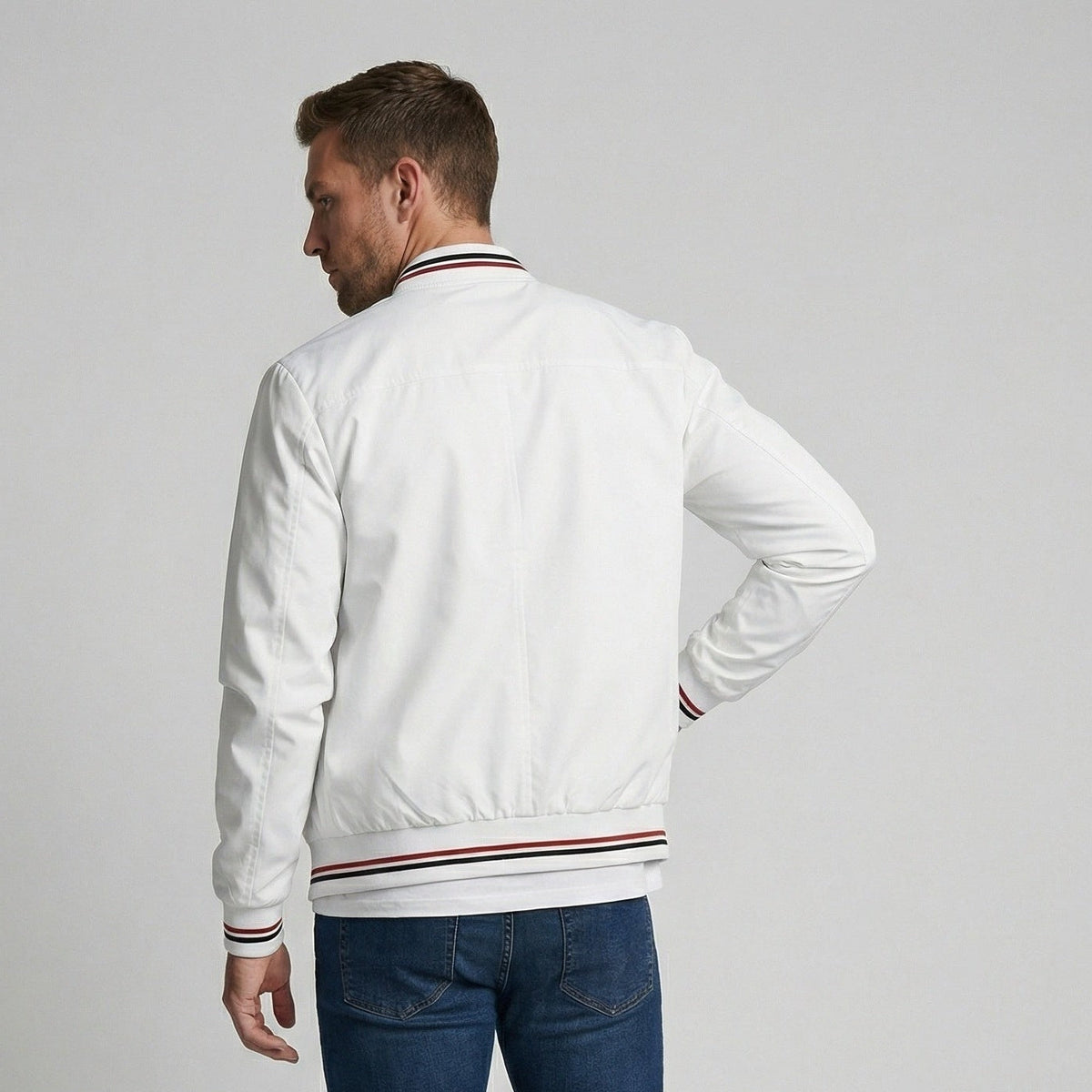 Witte bomberjack met gestreepte boorden, gedragen door man, achteraanzicht | Boutique Moda