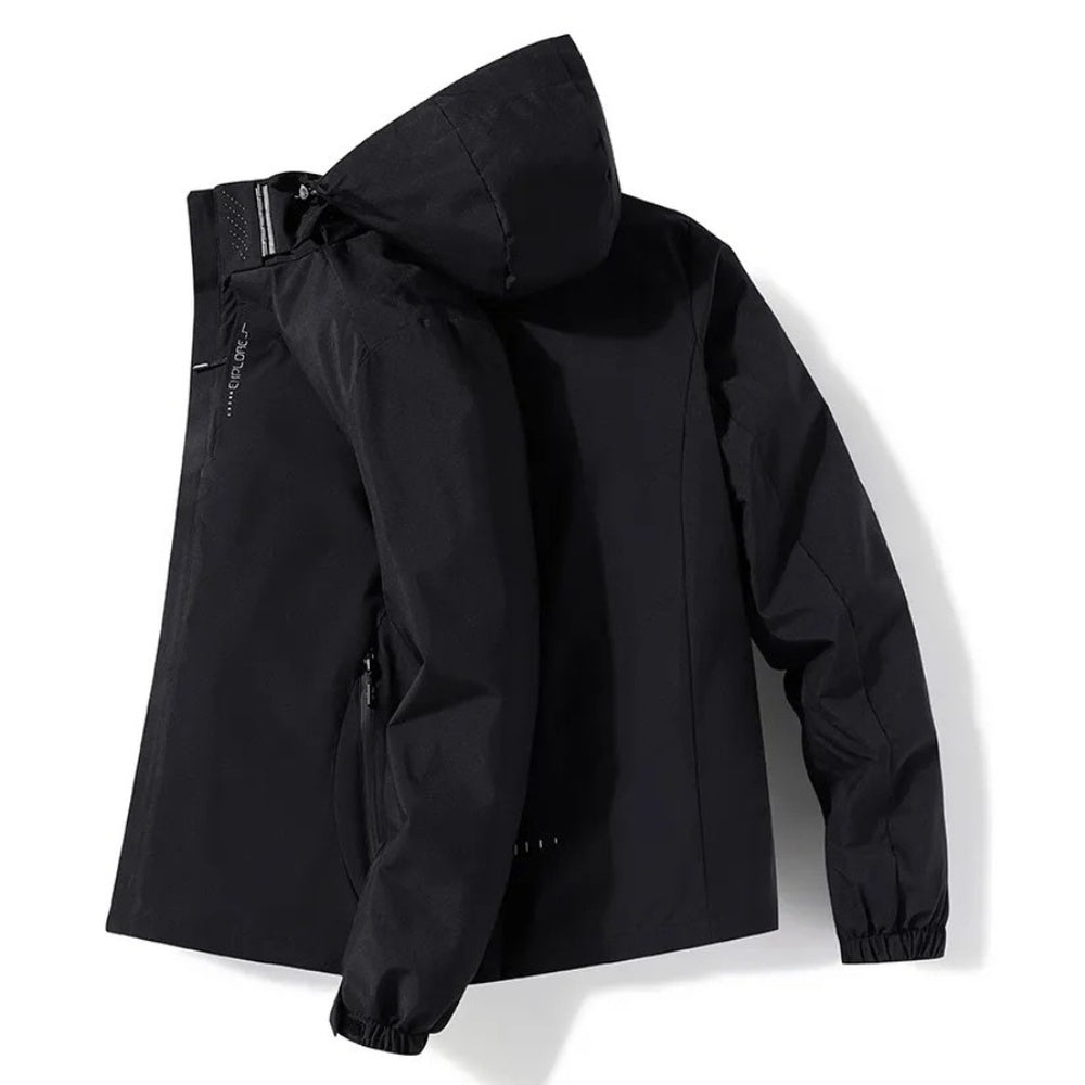 Zwarte waterdichte jas met capuchon, plat liggend gefotografeerd | Boutique Moda
