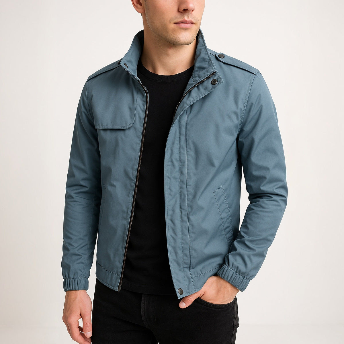Blauwgrijze jas met opstaande kraag, gedragen door een man | Boutique Moda