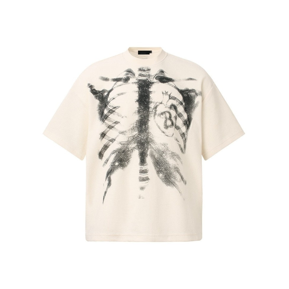 Crème T-shirt met abstracte skeletprint op borst, plat gefotografeerd | Boutique Moda