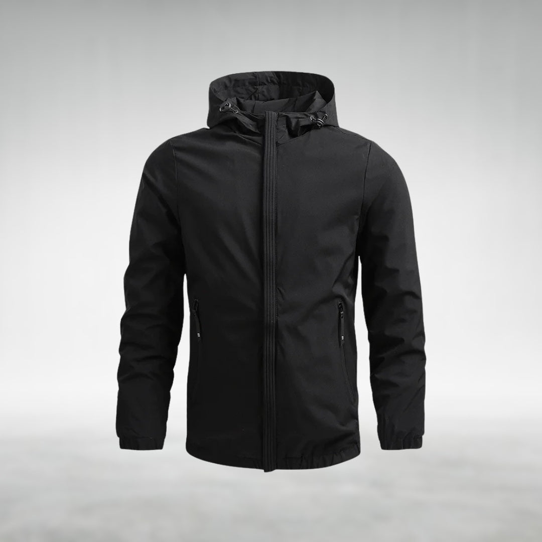 Zwarte regenjas met capuchon, getoond op onzichtbare mannequin, voorzijde | Boutique Moda