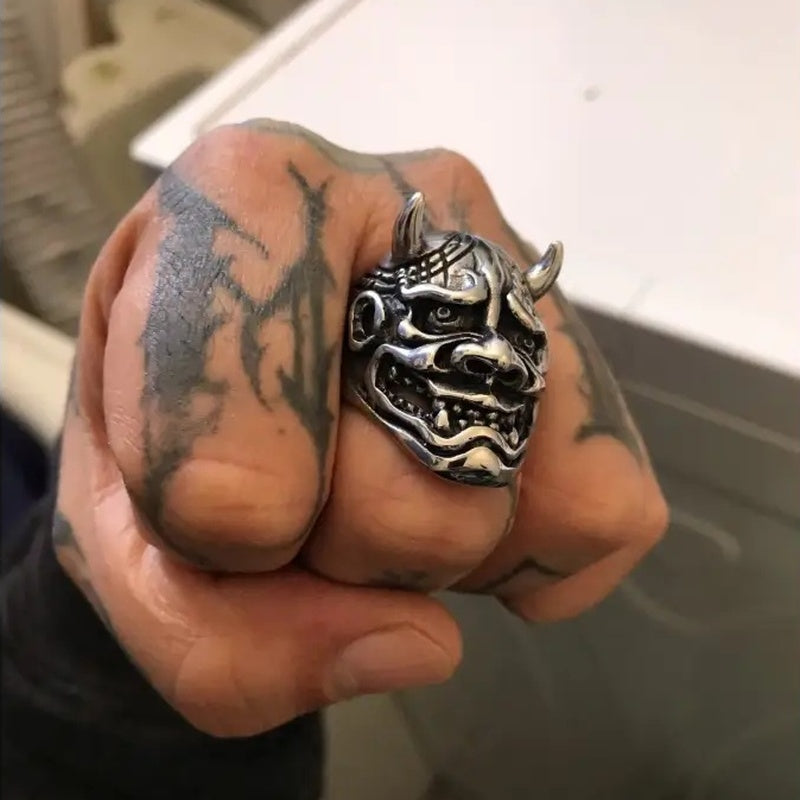 Zilverkleurige ring met oni-demonenmasker en hoorns, gedragen aan vuist | Boutique Moda
