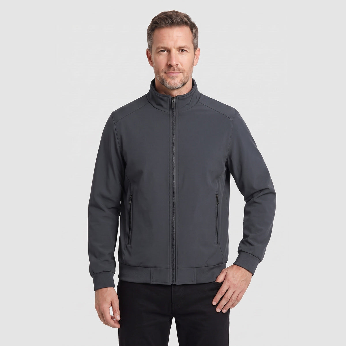 Grijze tussenjas met opstaande kraag en rits, gedragen door man | Boutique Moda