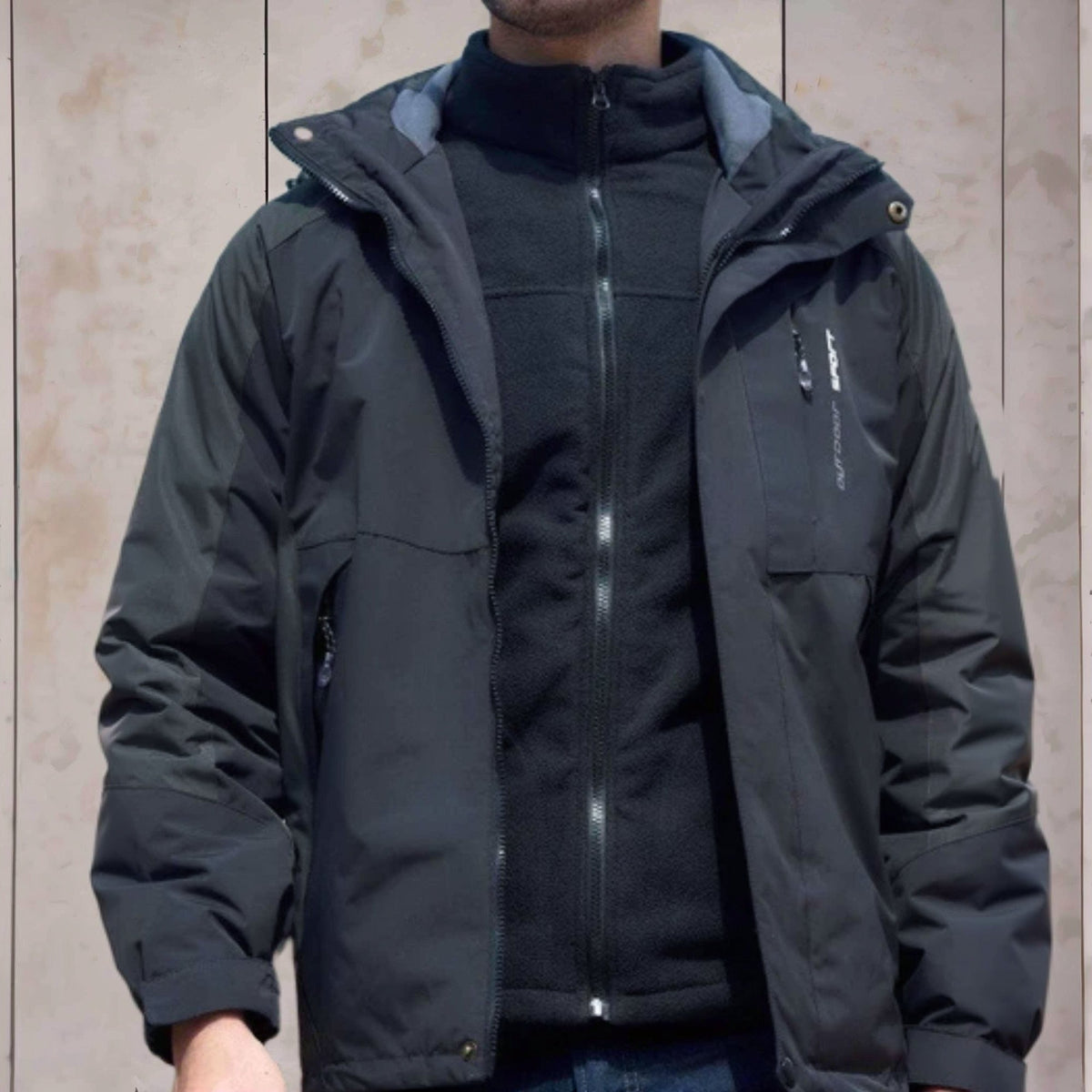 Zwarte 3-in-1 wandeljas met capuchon en fleece binnenjas, gedragen door man | Boutique Moda