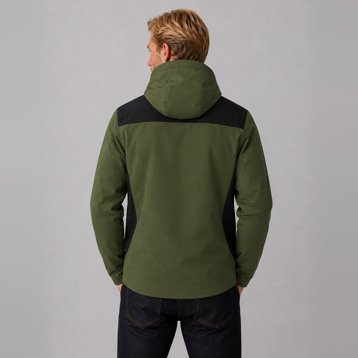 Groene outdoorjas met capuchon en zwarte accenten, gedragen door man, achteraanzicht | Boutique Moda