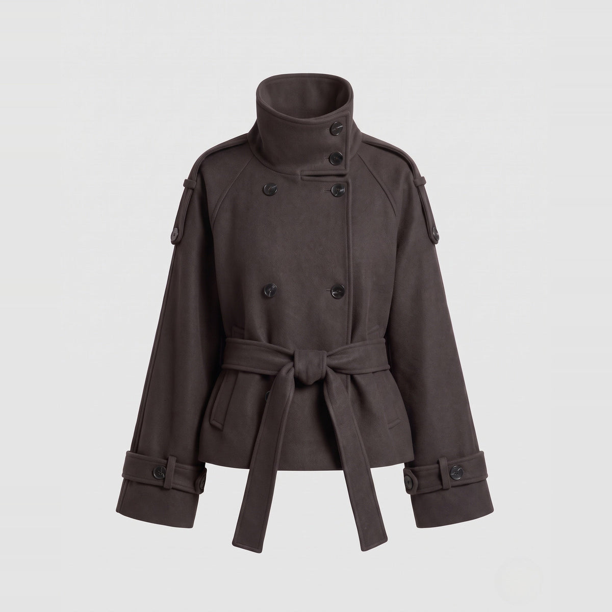 Donkerbruine korte cape jas met ceintuur en opstaande kraag, uitgestald | Boutique Moda