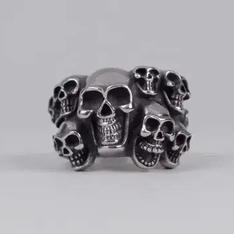 Zilverkleurige ring met meerdere schedels, los op grijze achtergrond getoond | Boutique Moda