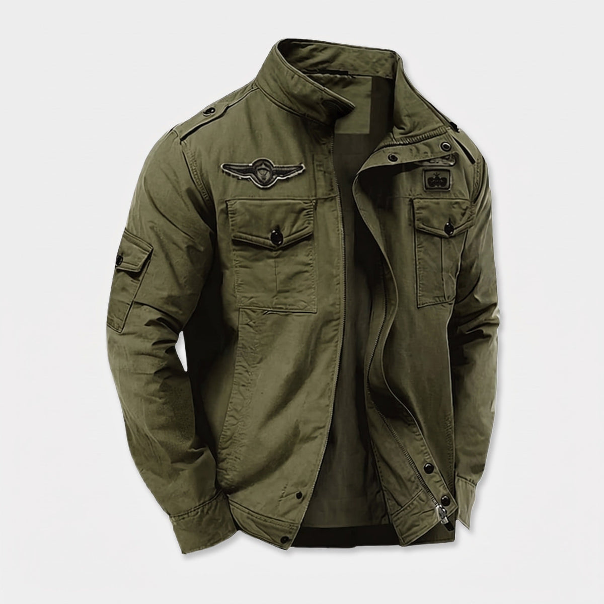 Legergroene militaire jas met opstaande kraag en zakken, los gefotografeerd | Boutique Moda