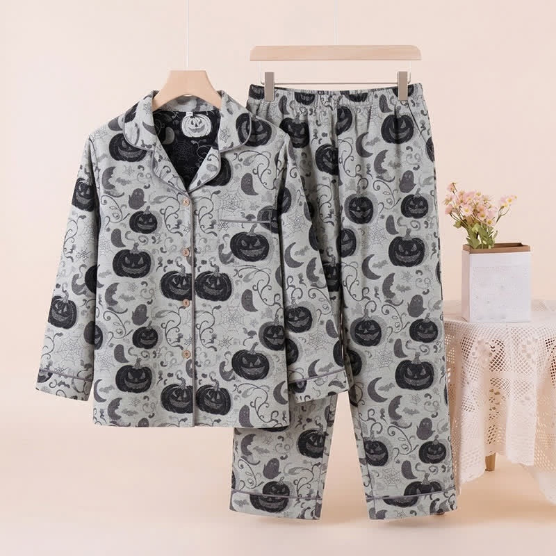 Grijze pyjamaset met pompoenen- en spinnenwebprint, hangend op een hanger | Boutique Moda