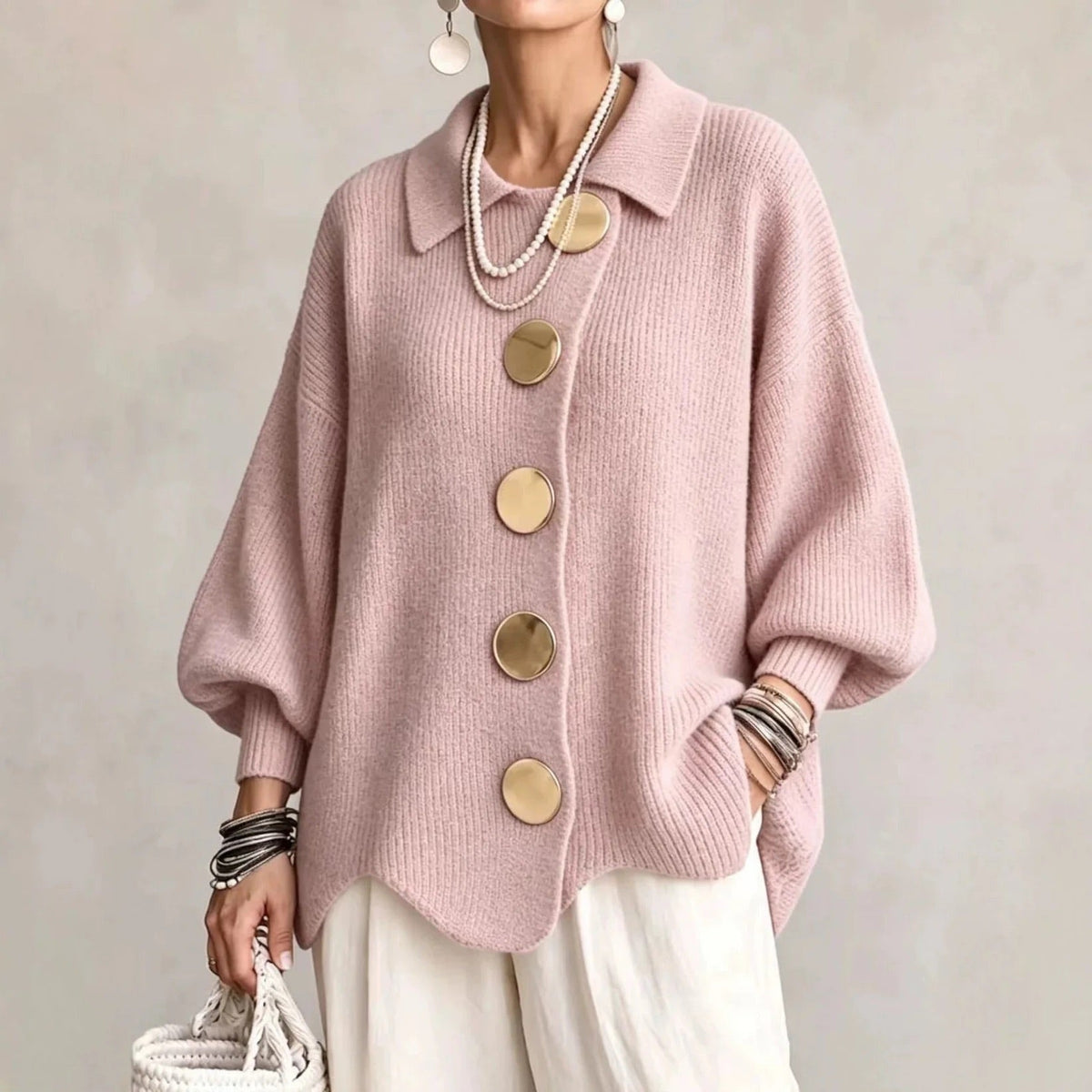 Roze oversized vest met kraag en grote gouden knopen, gedragen | Boutique Moda