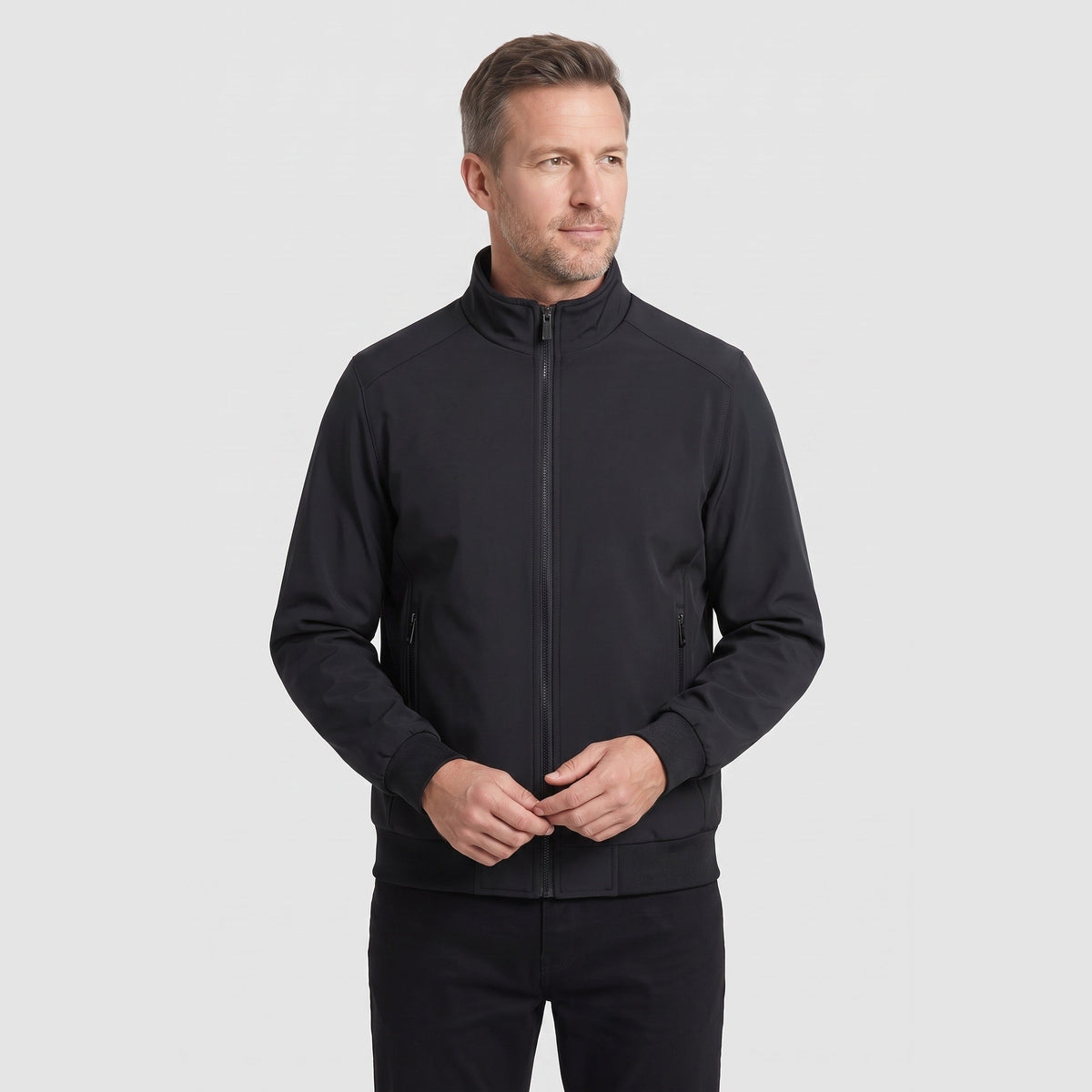 Zwarte tussenjas met opstaande kraag, gedragen door man met rits dicht | Boutique Moda