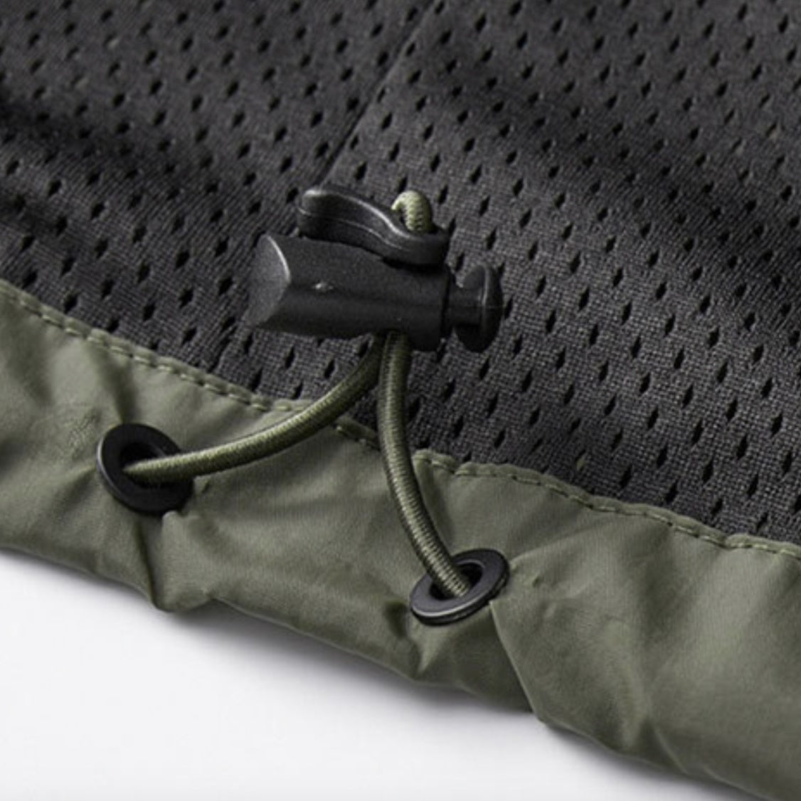 Groen jasje met verstelbaar koord, kunststof klem en mesh voering close-up | Boutique Moda