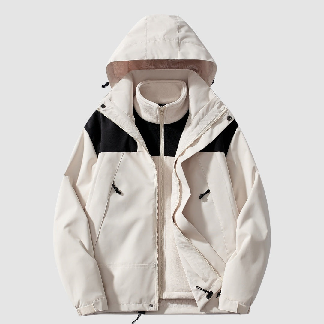 Beige jas met capuchon en zwart kleurblok, liggend getoond | Boutique Moda