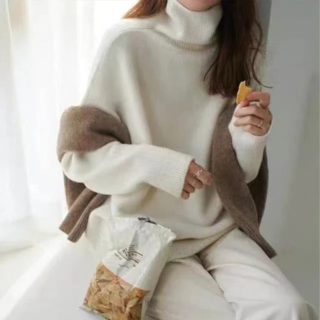 Witte oversized coltrui gedragen door vrouw met bruine vest over schouders | Boutique Moda