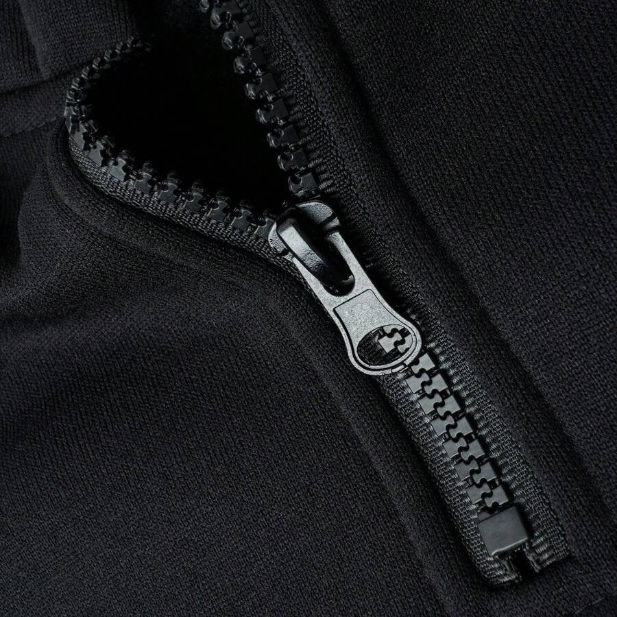 Close-up van zwarte ritssluiting op hoodie, detailopname textiel en rits | Boutique Moda