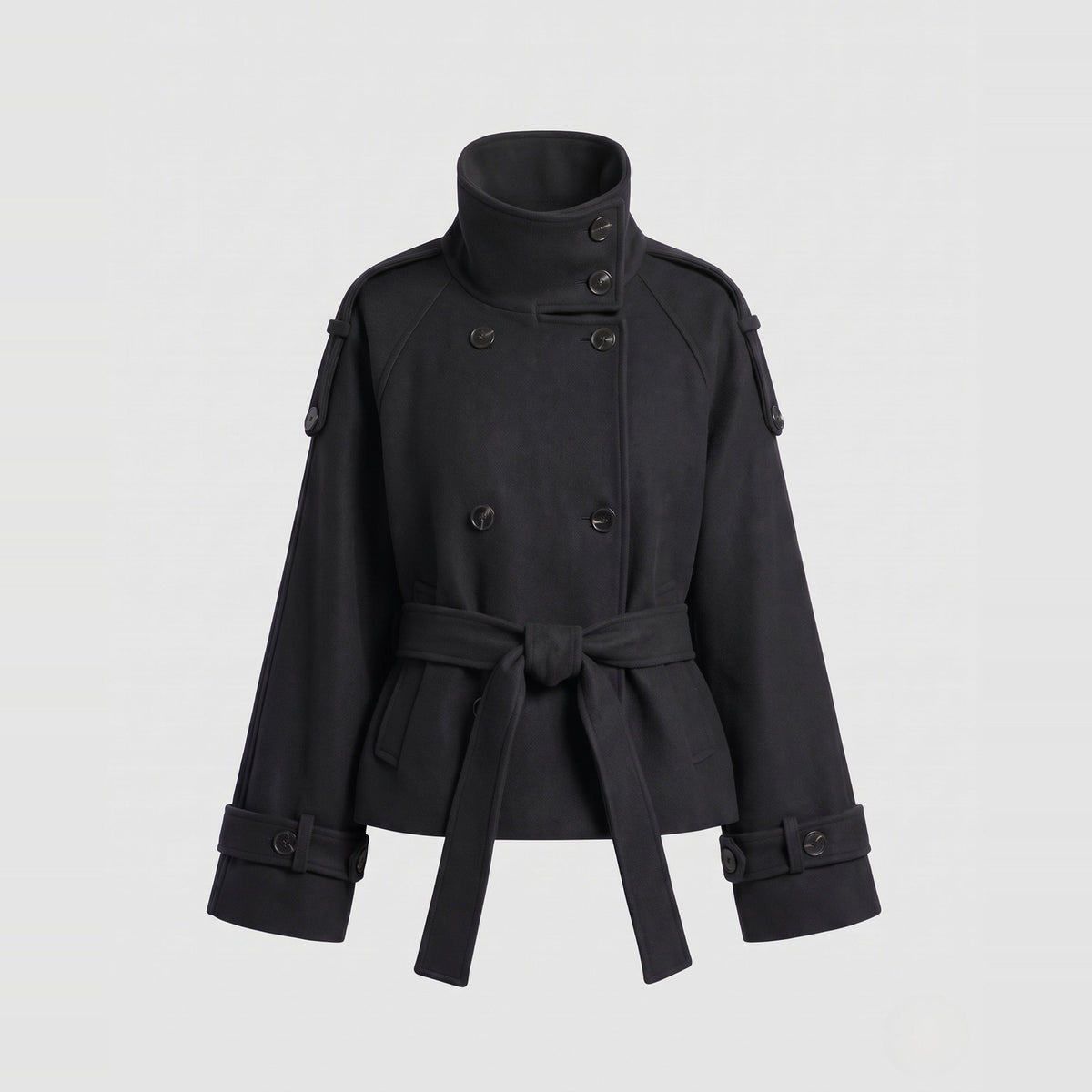 Zwarte korte capejas met ceintuur, opstaande kraag, losstaand getoond | Boutique Moda