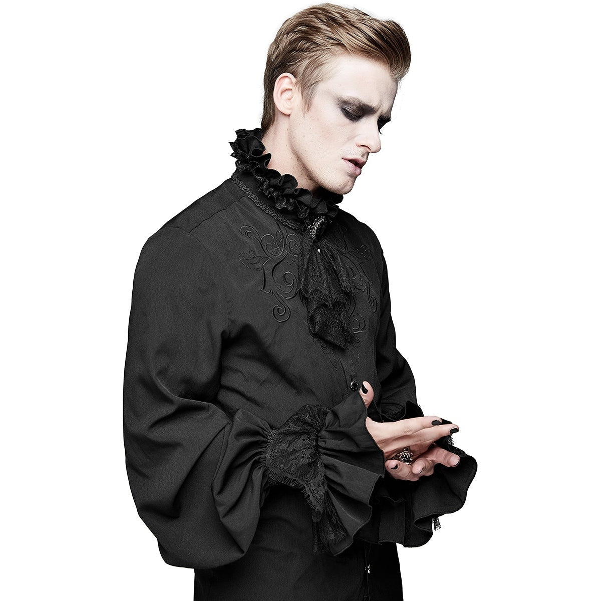 Zwart gothic overhemd met kanten jabot, gedragen door man met model | Boutique Moda