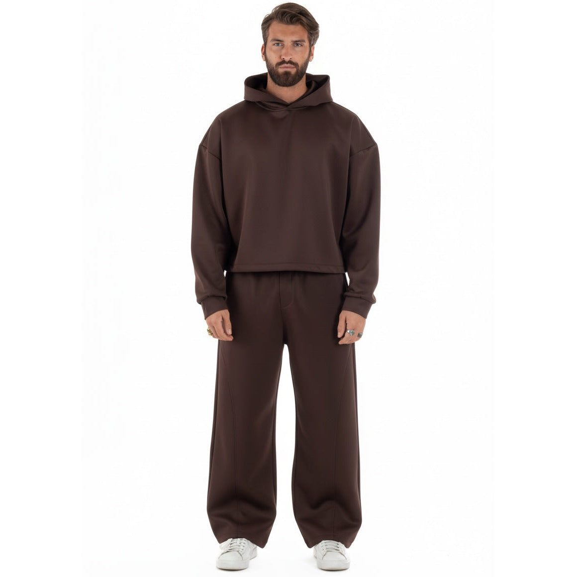 Man draagt bruine cropped hoodie met wijde broek, effen kleur | Boutique Moda