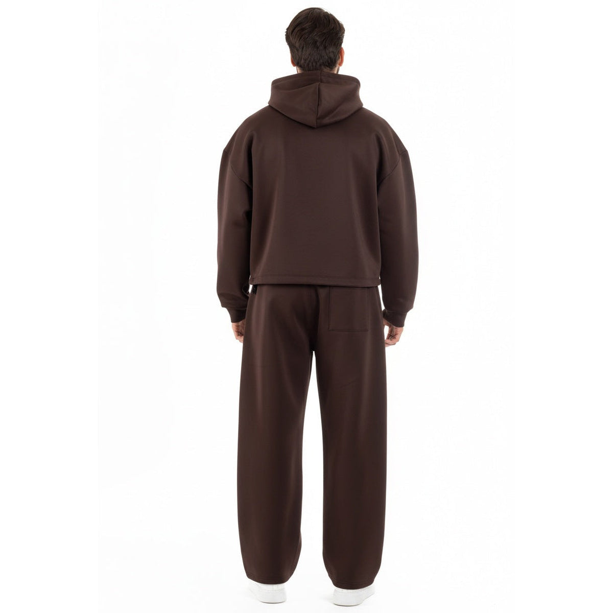 Bruine hoodie met wijde broek, gedragen door man, achteraanzicht | Boutique Moda