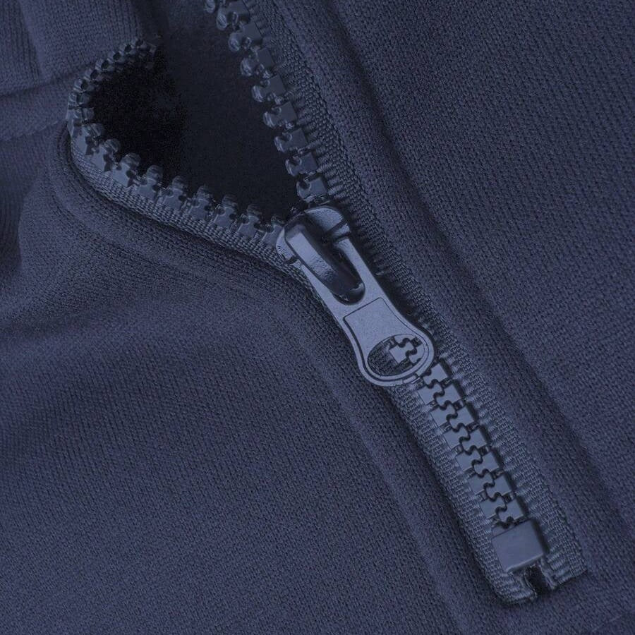 Close-up van donkerblauwe ritssluiting op gebreide hoodie, geen persoon zichtbaar | Boutique Moda