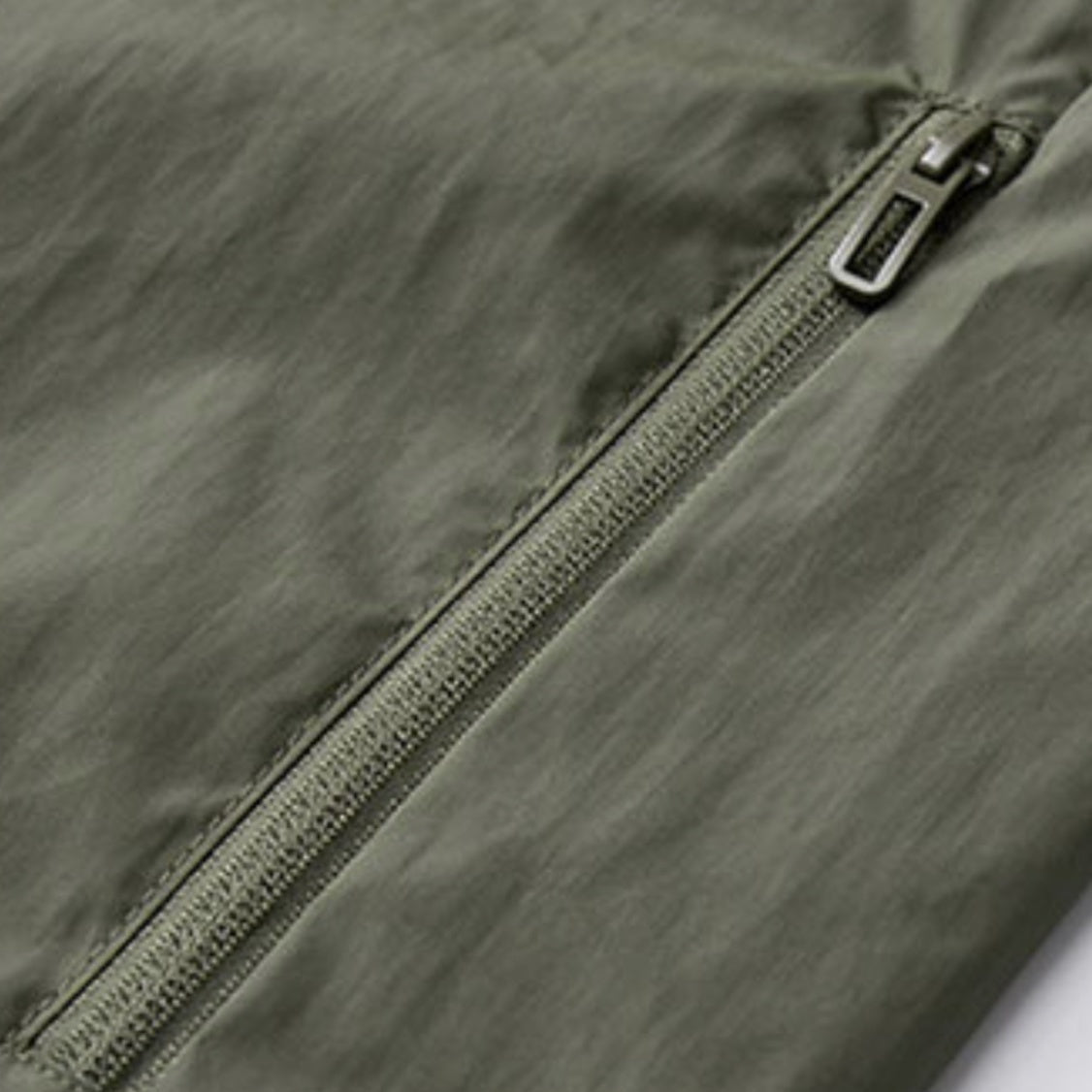 Close-up van groene jas met ritssluiting en stiksel detail | Boutique Moda