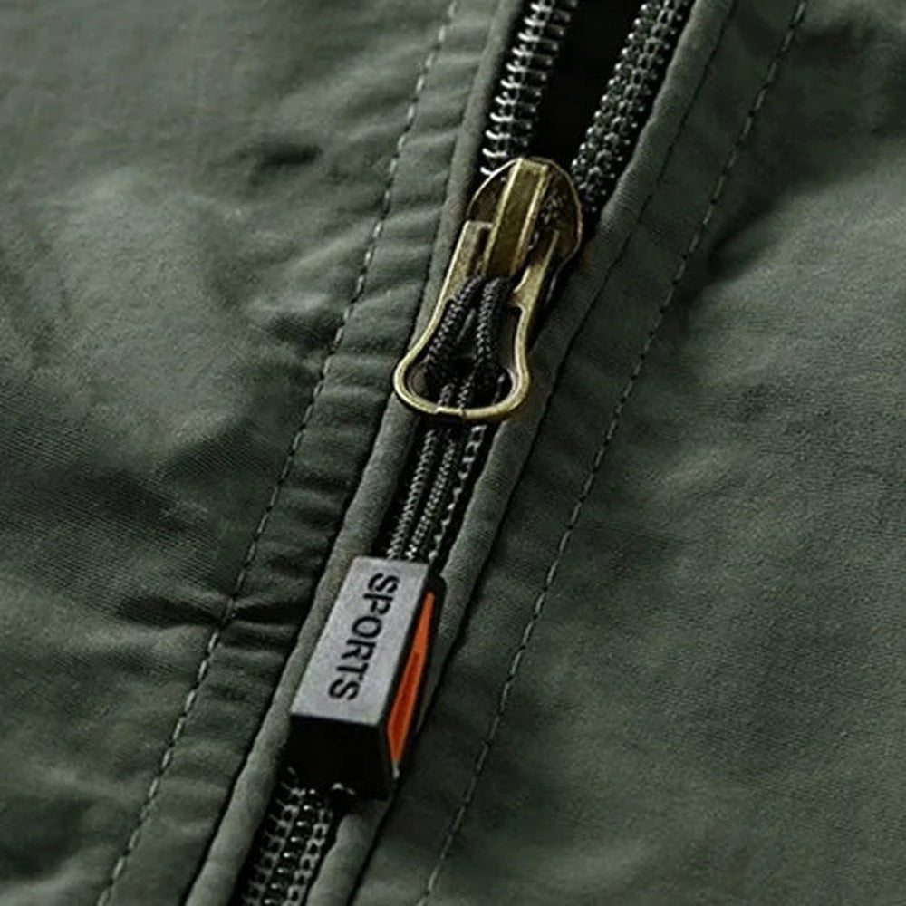 Close-up van groene jas met rits en metalen zipper close-up | Boutique Moda