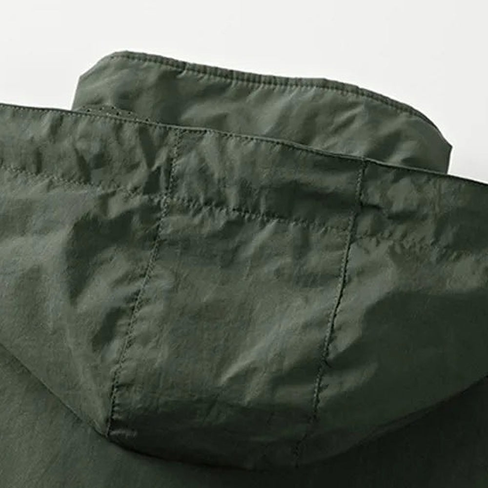 Close-up van donkergroene jas met capuchon, geplooide stof, geen model zichtbaar | Boutique Moda