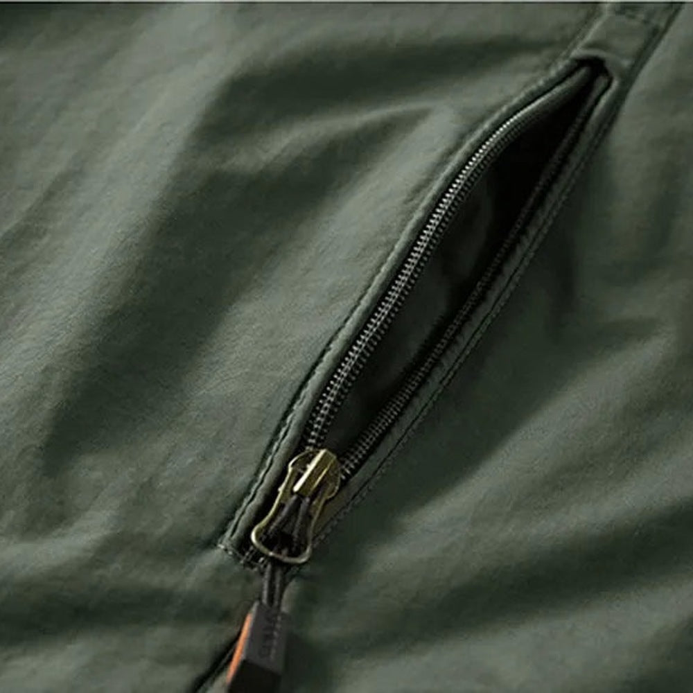 Close-up van donkergroene jas met metalen rits en trekkoord detail | Boutique Moda