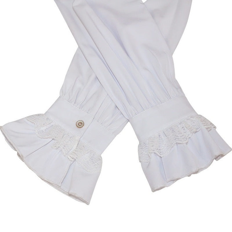 Witte blouse met kanten manchetten en knoop, close-up van mouwen | Boutique Moda