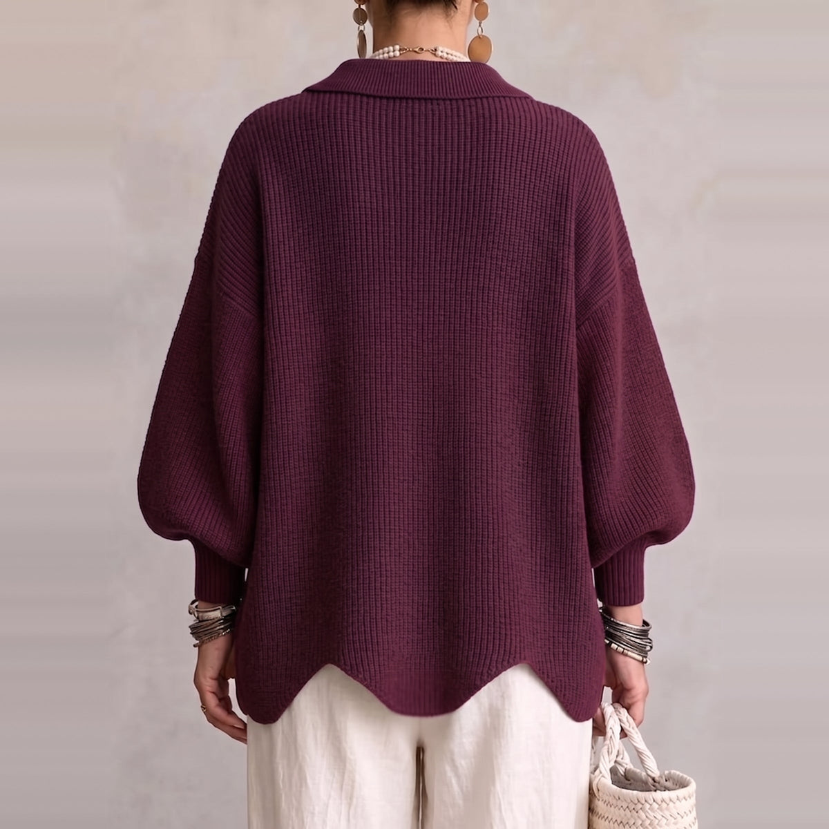 Bordeauxrode oversized trui met kraag, gedragen, achteraanzicht model | Boutique Moda