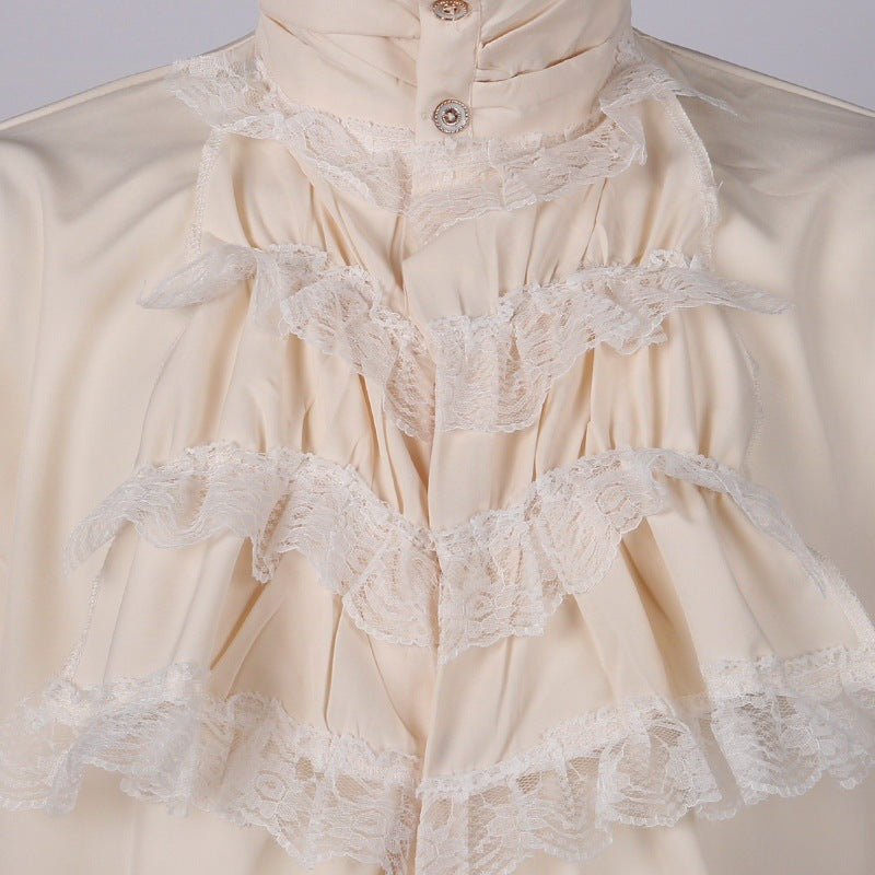 Crème kleurig overhemd met gelaagde kanten jabot, close-up detailfoto gedragen | Boutique Moda
