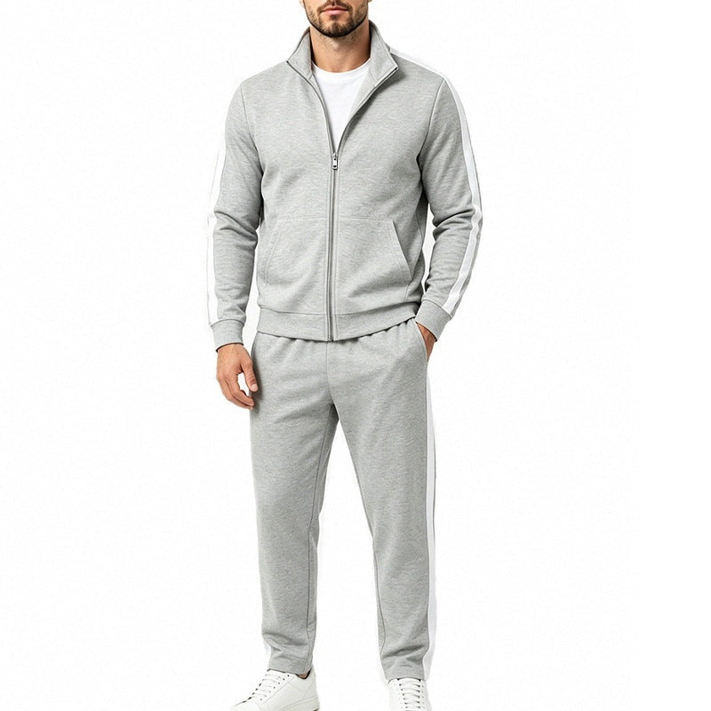 Grijs trainingspak met witte contraststreep, opstaande kraag, gedragen door man | Boutique Moda