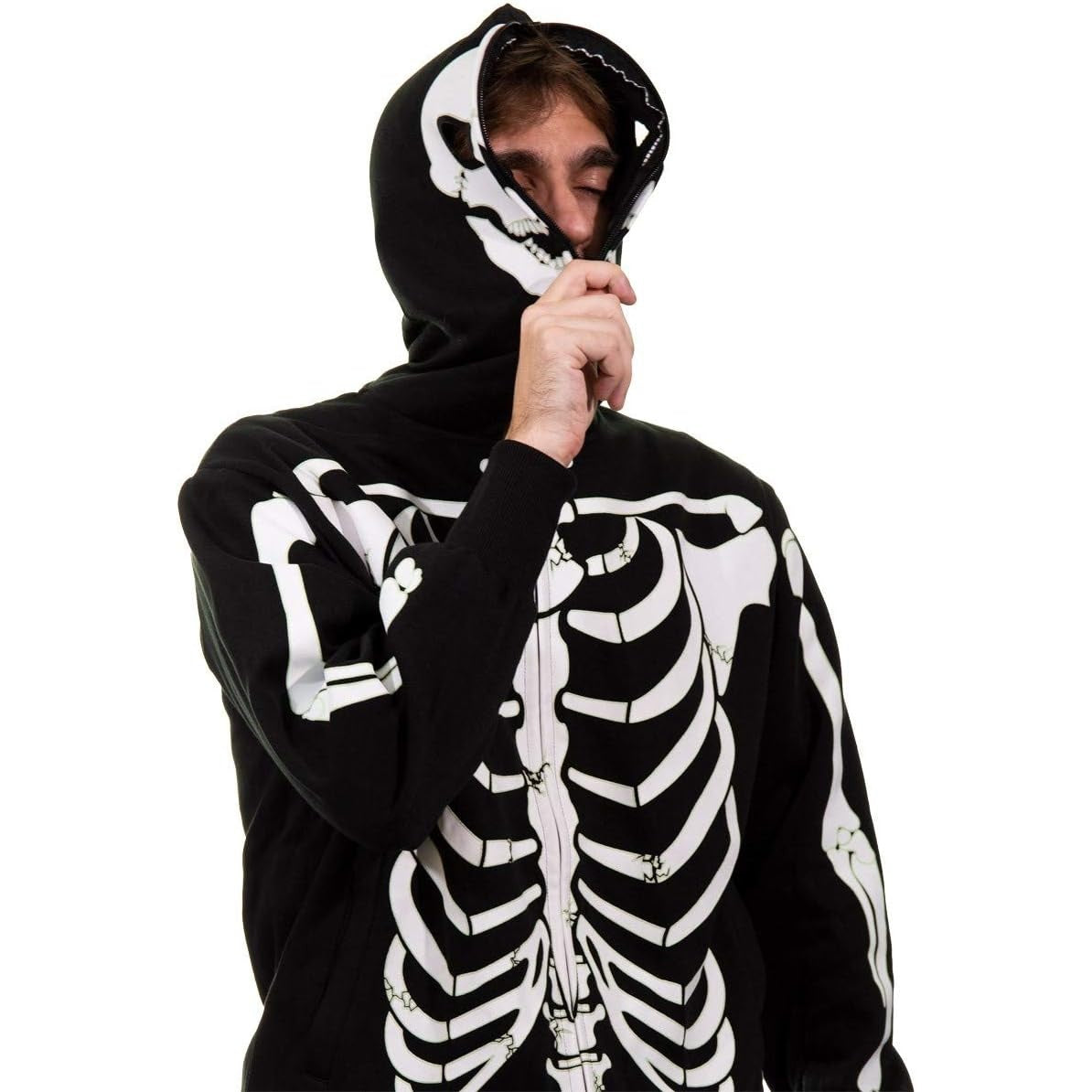 Zwarte skelet hoodie met capuchon, gedragen door een man, rits dicht | Boutique Moda