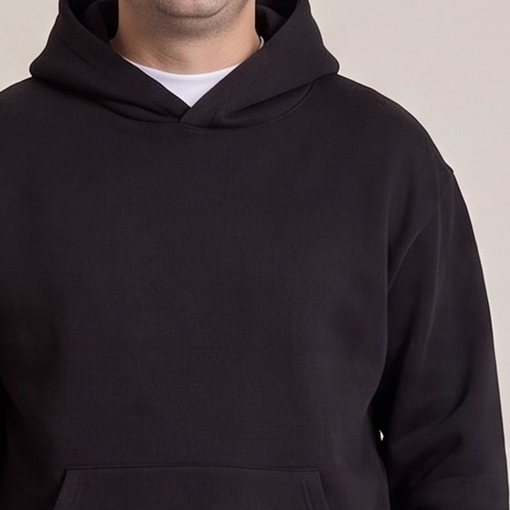 Zwarte hoodie met capuchon, close-up, gedragen door een man | Boutique Moda