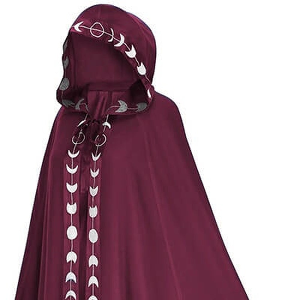 Bordeauxrode cape met capuchon en zilveren maanfasenprint, gedragen door een persoon | Boutique Moda