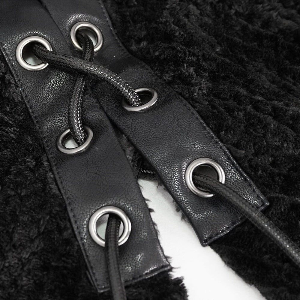 Close-up van zwarte veters met metalen ogen op cape detail | Boutique Moda
