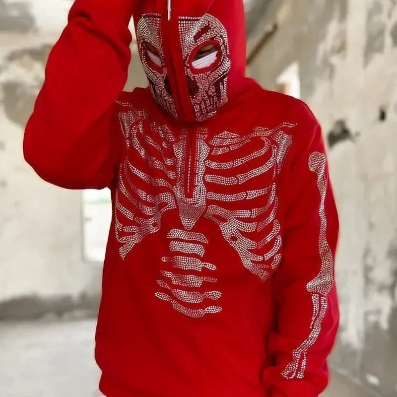 Rode hoodie met doodskop masker en strass skeletpatroon, gedragen door persoon | Boutique Moda