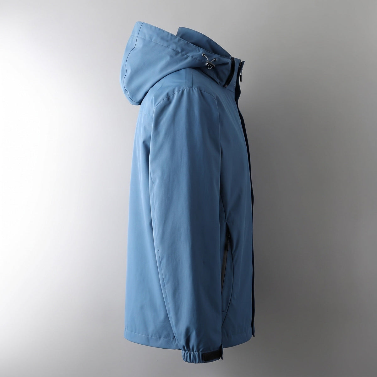 Blauwe windbreaker met capuchon, zijaanzicht, getoond op paspop | Boutique Moda