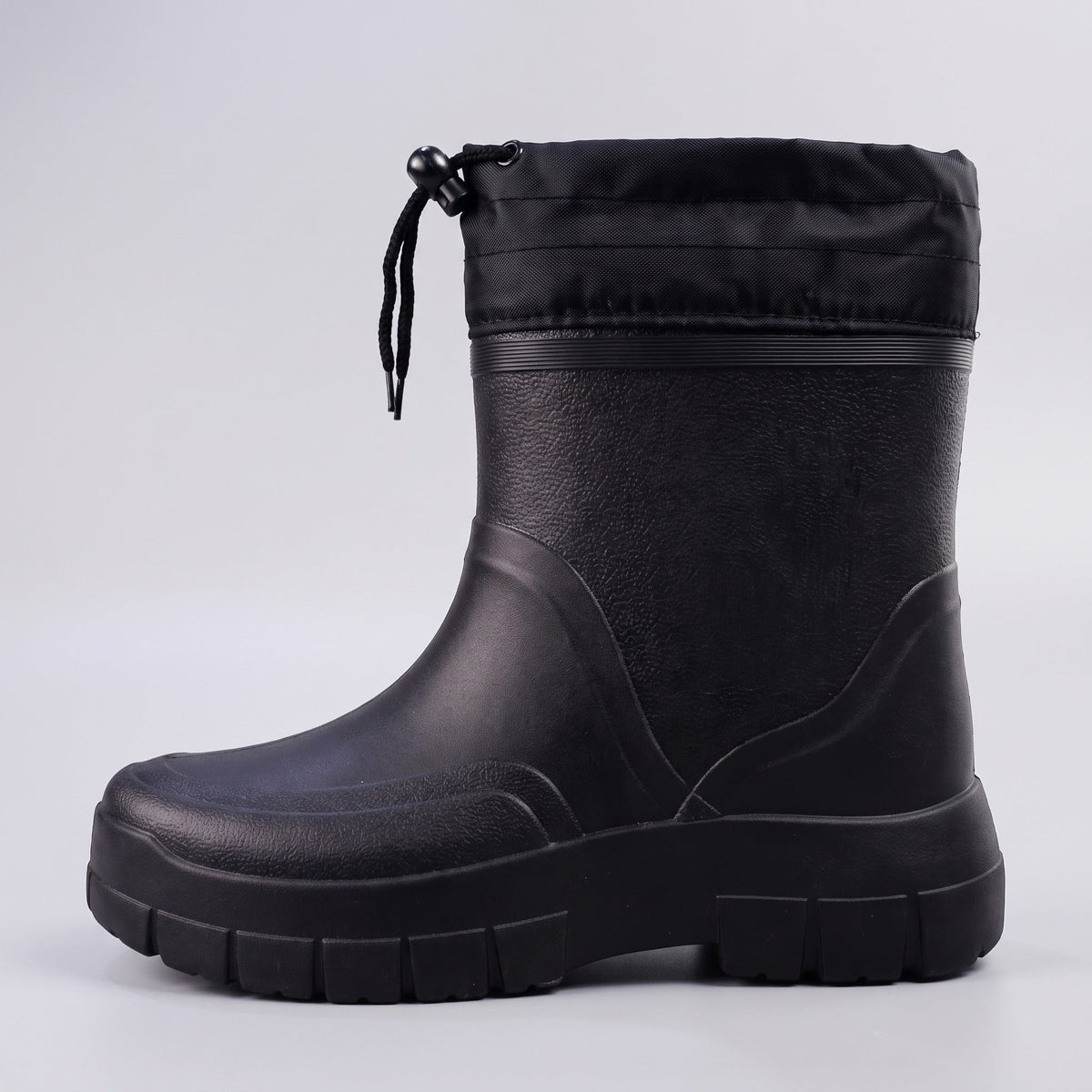 Zwarte regenlaars met korte schacht en trekkoord, zijaanzicht | Boutique Moda